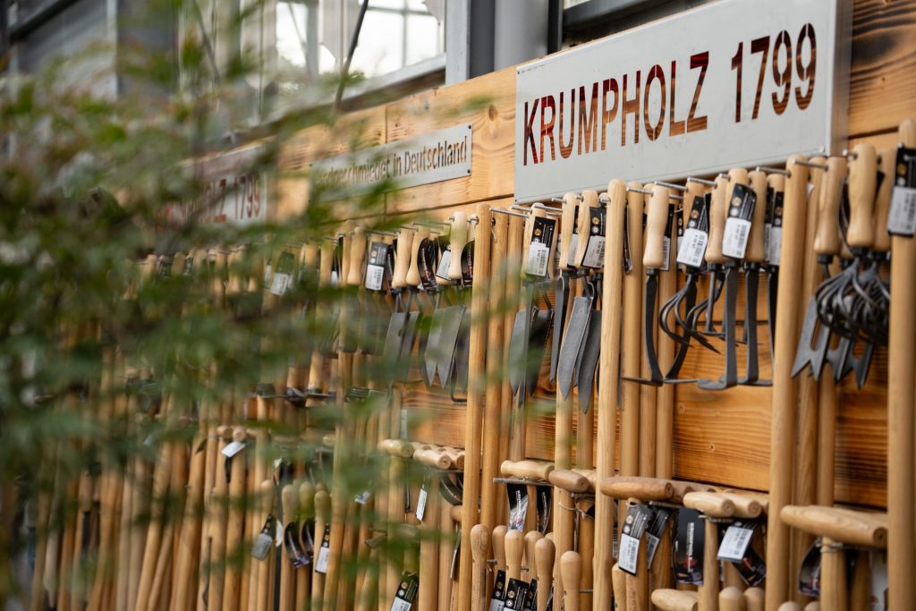 Werkzeuge an Wand aus Holz